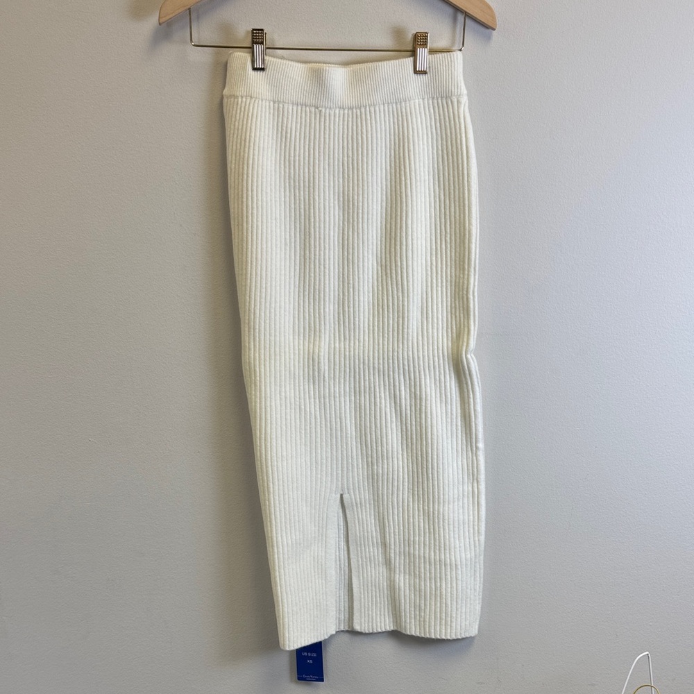 Chic White Ribbed Pencil Skirt - Picture 3 of 3